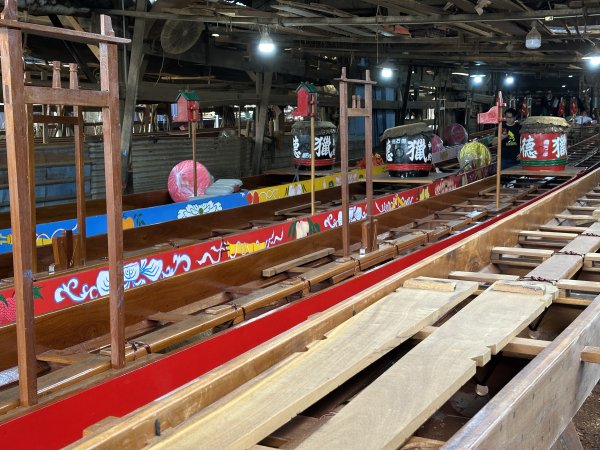 凯丰配资 “一条舟就代表一个村！”端午节前，我们走进龙舟制作基地