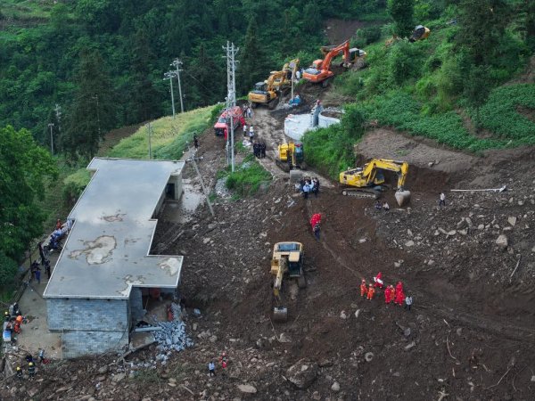 银丰配资 生命至上&#32;全力救援——贵州大方县果瓦乡山体滑坡现场直击